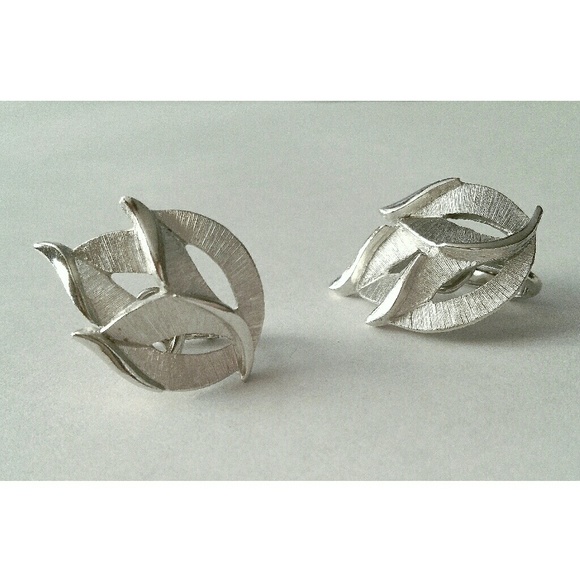 Vintage Trifari silvertone leaf clip on earrings - Picture 2 of 5